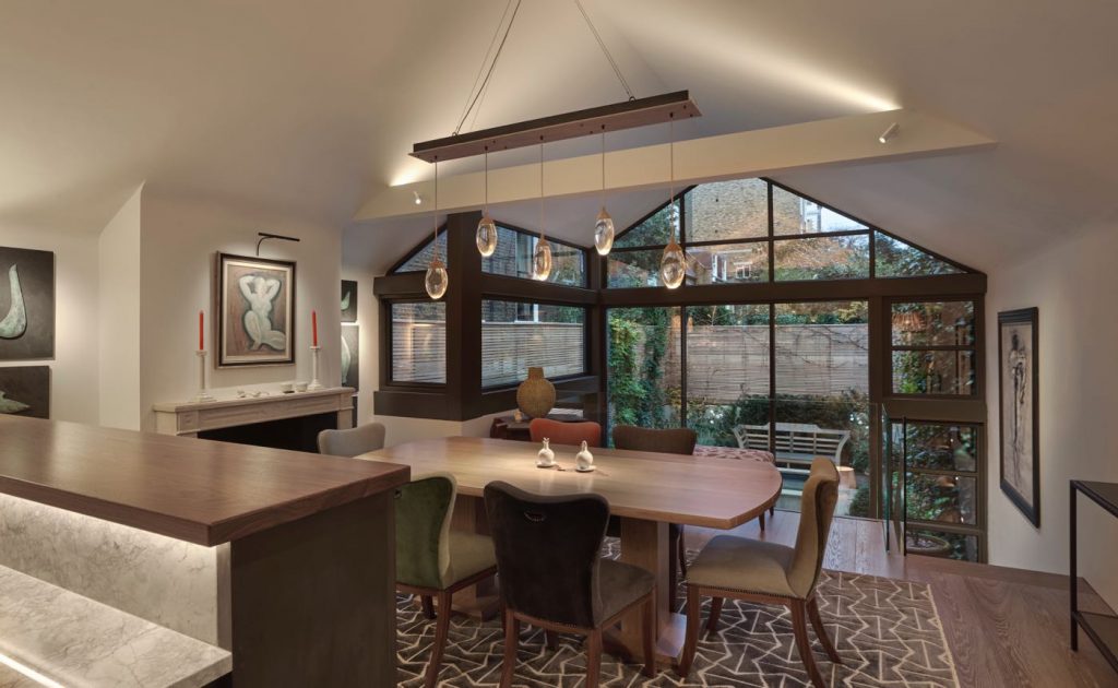 Dining table with teardrop glass pendant lights and silk geometic Shiir rug